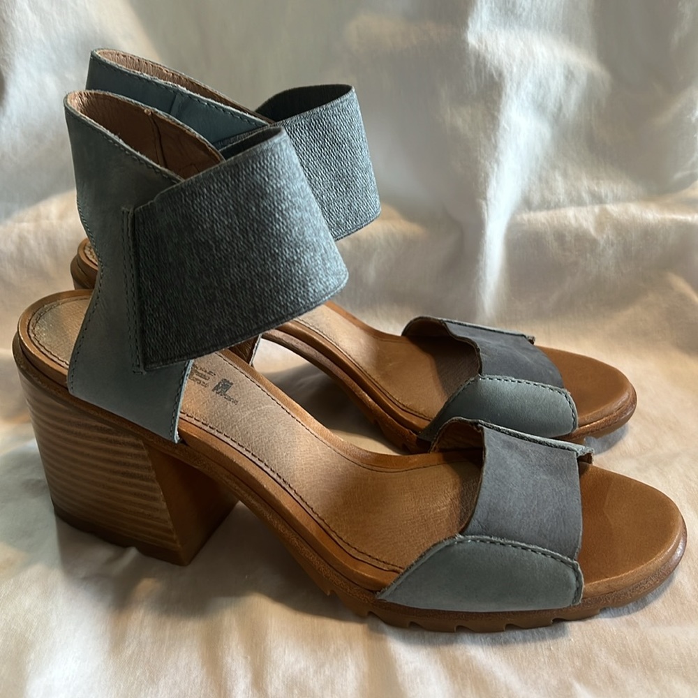 Sorel heeled sandals - like new condition